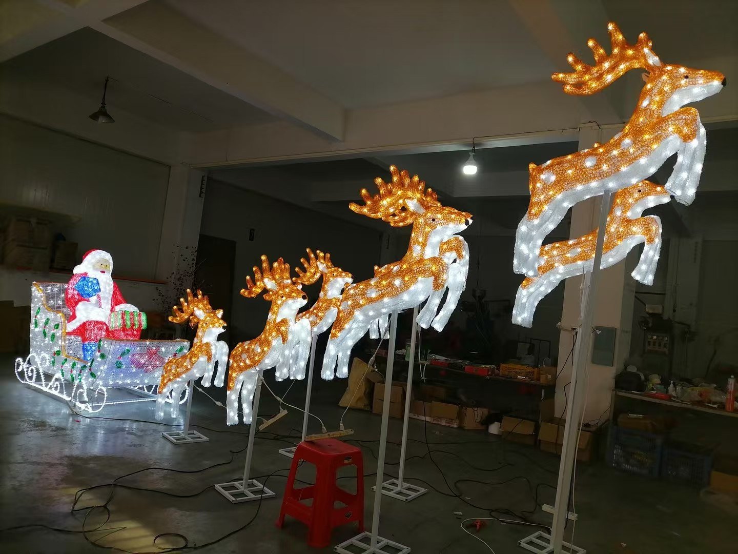 Decorative lighting structures in the workshop
